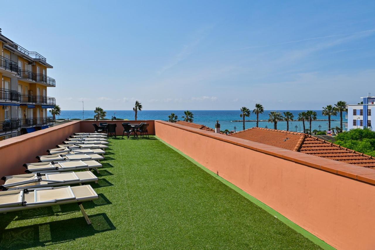 Hotel Delle Rose San Bartolomeo Al Mare Exterior photo