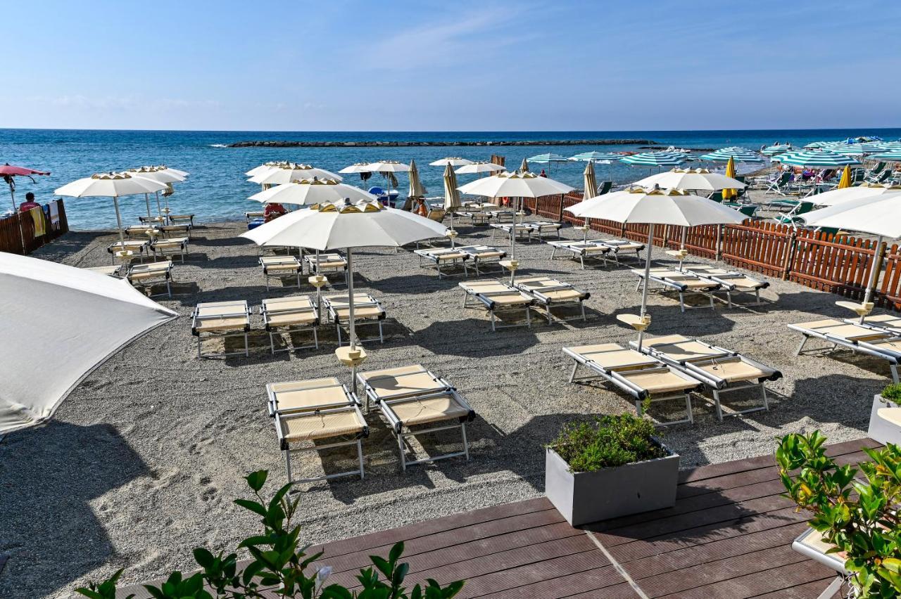 Hotel Delle Rose San Bartolomeo Al Mare Exterior photo