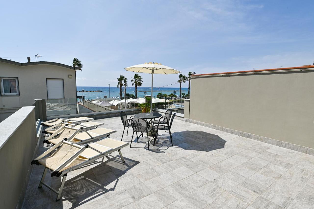 Hotel Delle Rose San Bartolomeo Al Mare Exterior photo