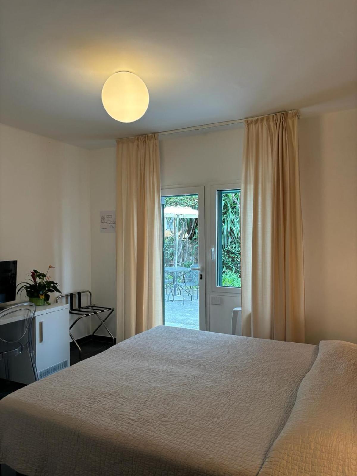 Hotel Delle Rose San Bartolomeo Al Mare Exterior photo