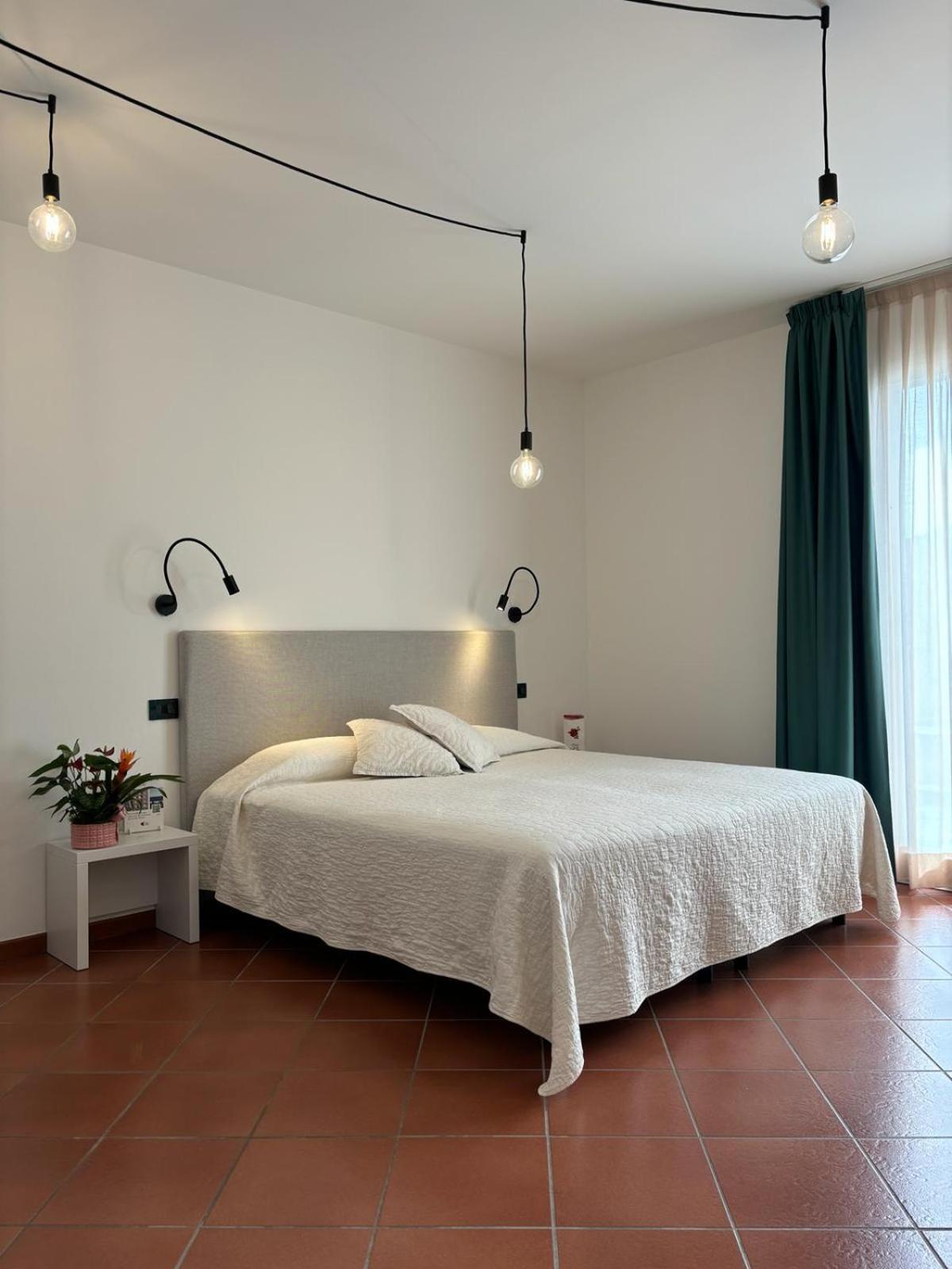 Hotel Delle Rose San Bartolomeo Al Mare Exterior photo