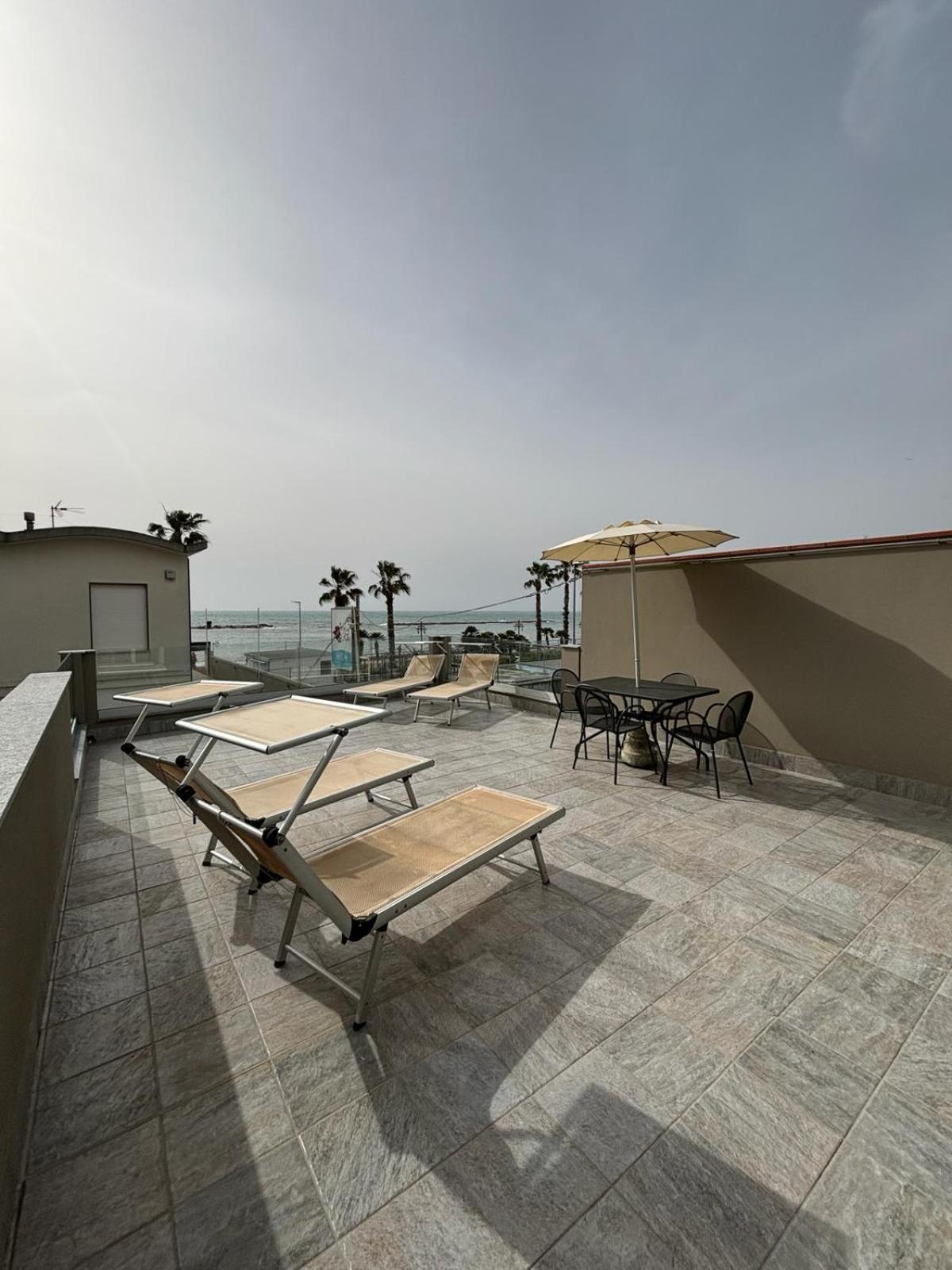 Hotel Delle Rose San Bartolomeo Al Mare Exterior photo