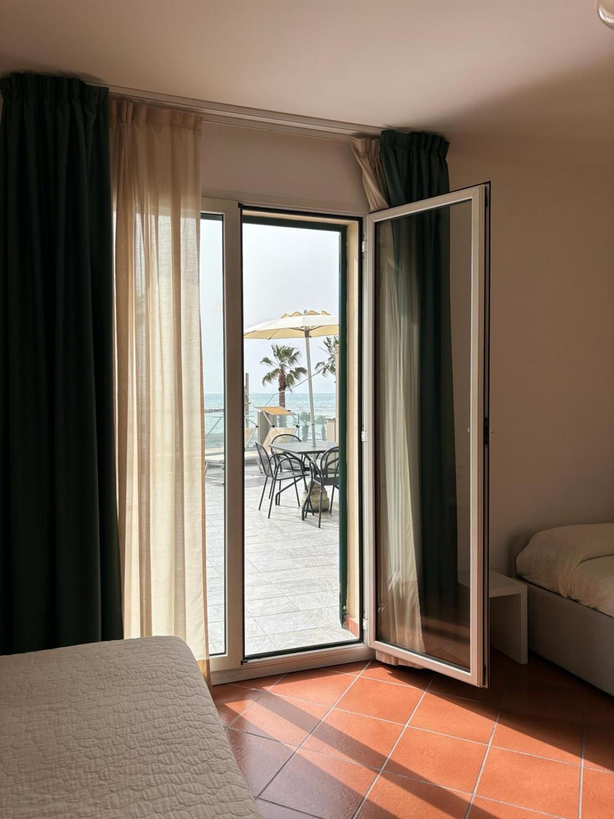 Hotel Delle Rose San Bartolomeo Al Mare Exterior photo