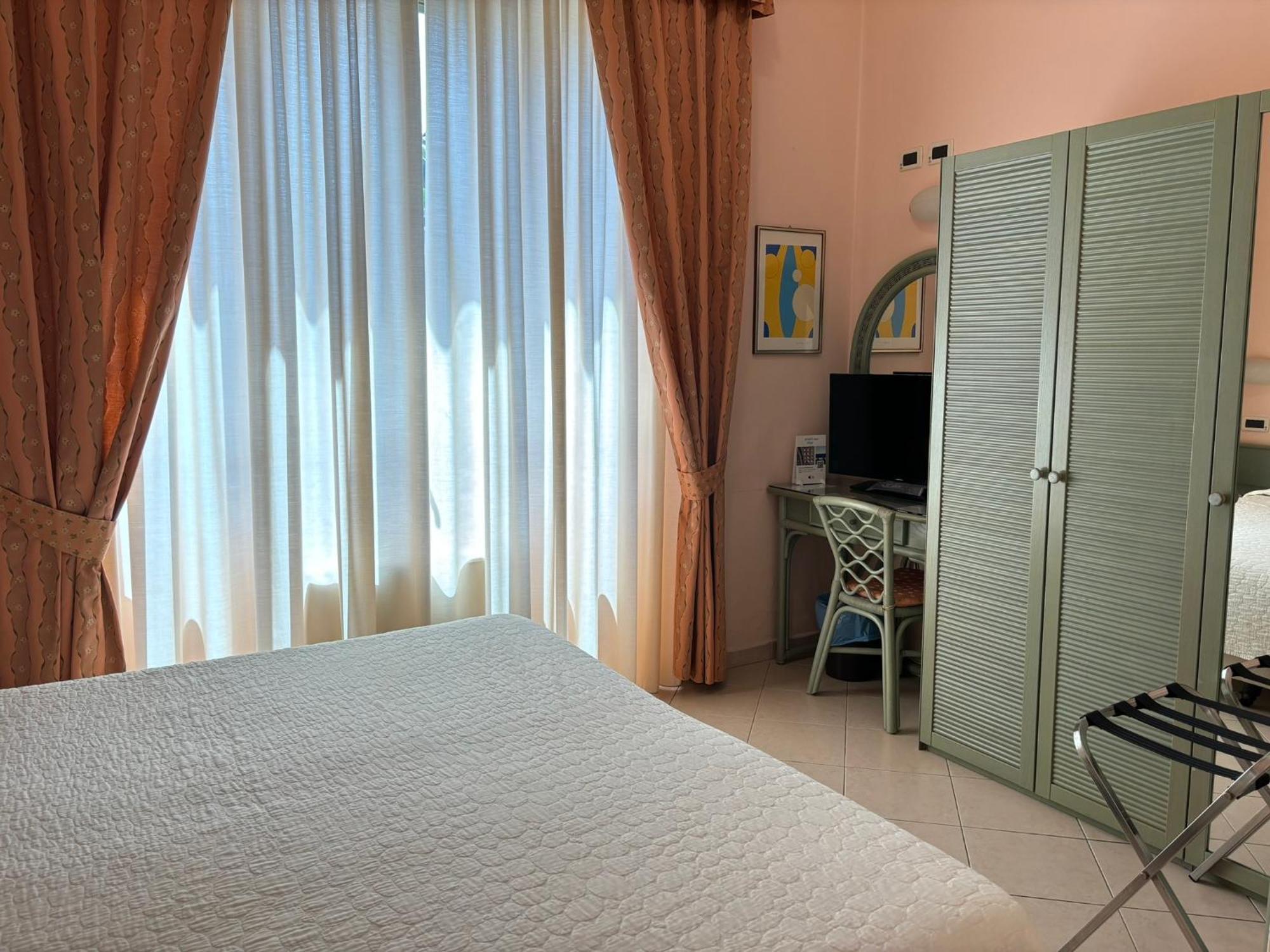 Hotel Delle Rose San Bartolomeo Al Mare Exterior photo