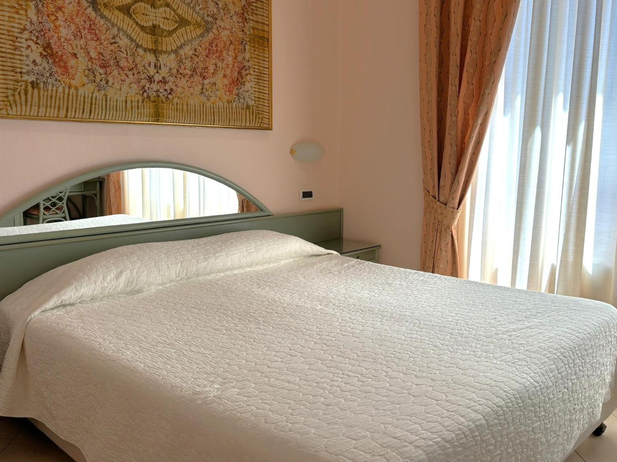Hotel Delle Rose San Bartolomeo Al Mare Exterior photo