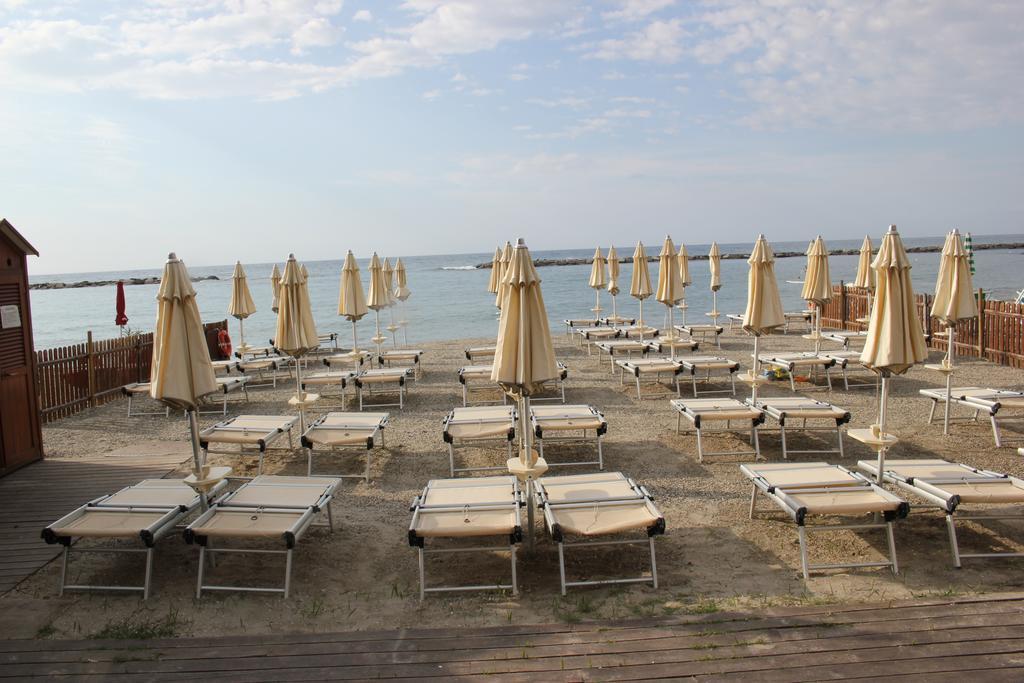 Hotel Delle Rose San Bartolomeo Al Mare Exterior photo