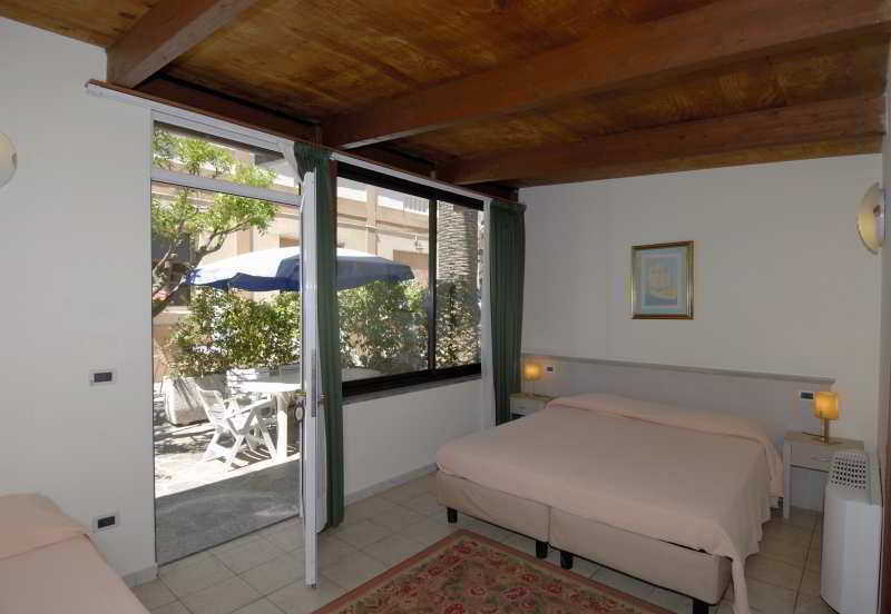 Hotel Delle Rose San Bartolomeo Al Mare Room photo