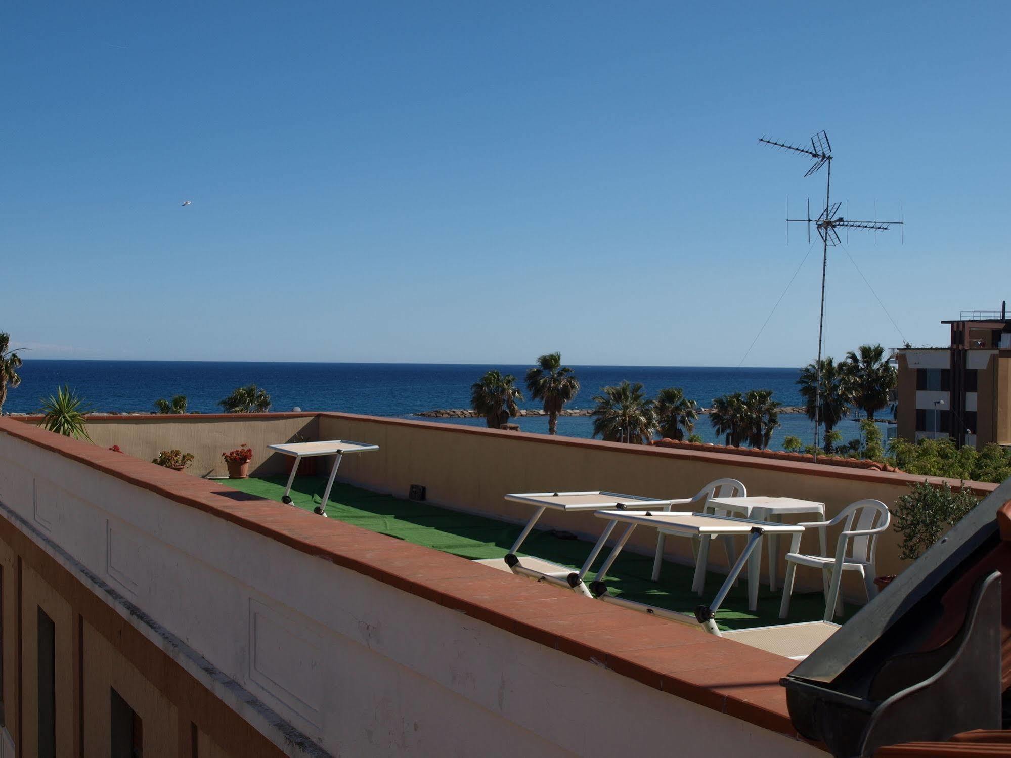 Hotel Delle Rose San Bartolomeo Al Mare Exterior photo